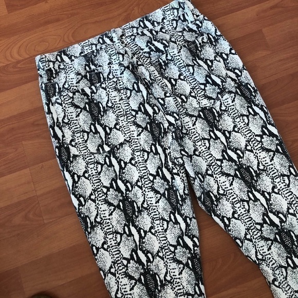 Frame All High Rise Cigarette Python Print Jeans - Picture 14 of 16